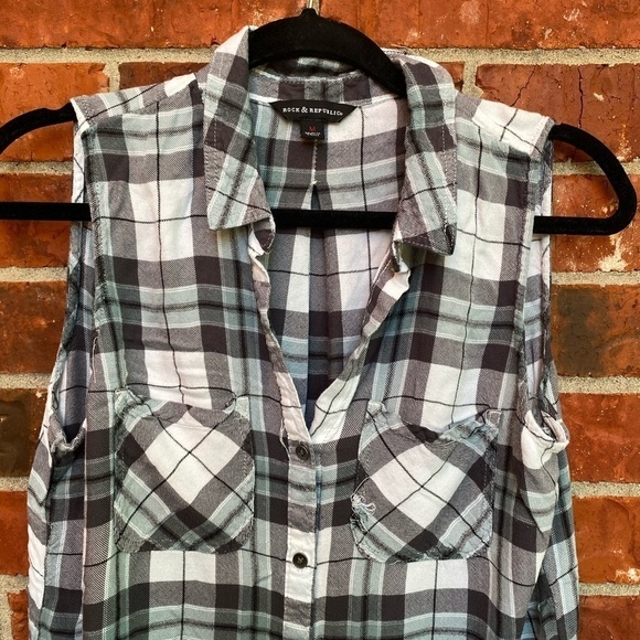 Rock & Republic Medium Plaid Dip Dye Split Black Button Down Sleeveless Top - Picture 2 of 10